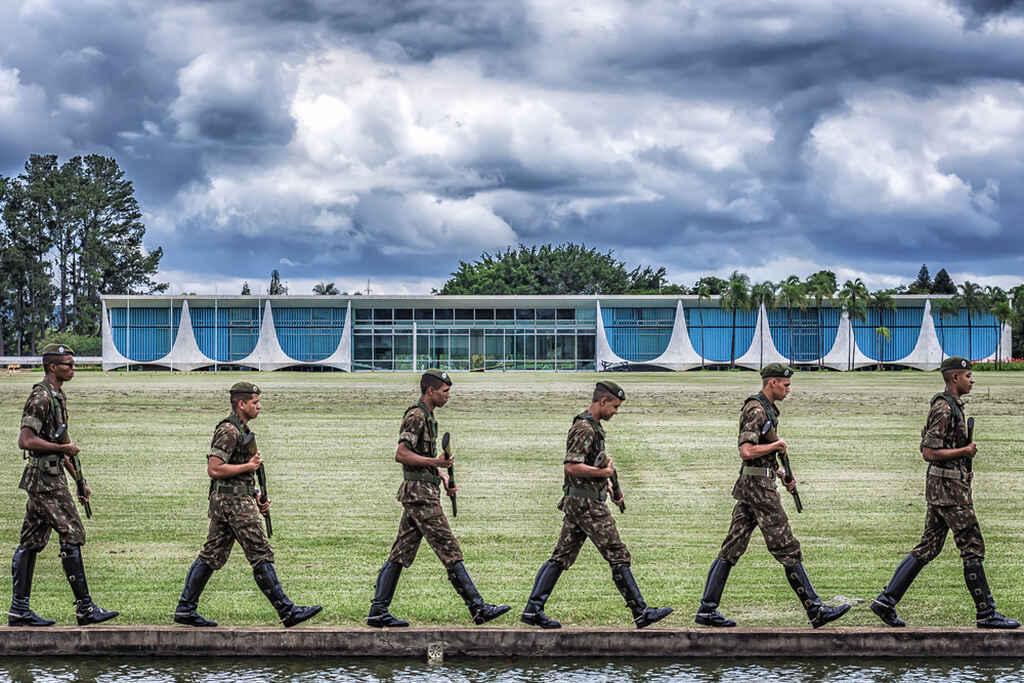 6 soldados na força armada Brasileira