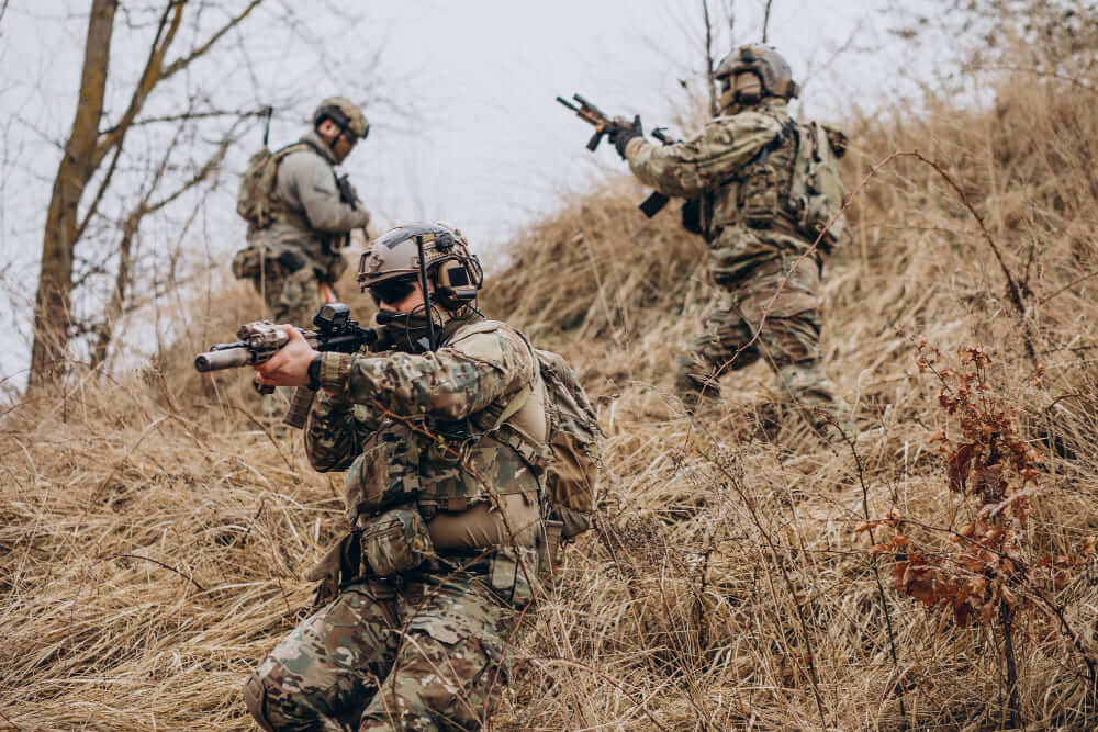 grupo de homem jogando airsoft